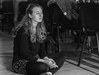 Je čas kmitať, aj čas sedieť pri Ježišových nohách