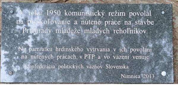 Spomienka na kňazov a rehoľníkov prinútených pracovať na stavbe Priehrady mládeže pri Púchove